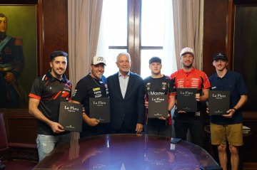 Foto de La Plata: Alak declaró de Interés Municipal la final del Turismo Carretera y recorrió una exhibición histórica en Plaza Moreno