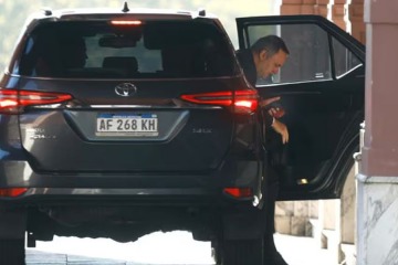 Foto de Otro esc�ndalo: Adorni se desplaza en un veh�culo con 20 millones de pesos en multas