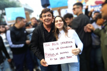 Foto de Fernando Espinoza cruz� a Milei en la Marcha Universitaria: �Vive en una Argentina de fantas�a�