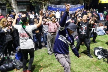 Foto de Velorio del Indio Solari: miles de fan�ticos despidieron al m�sico en Villa Dom�nico