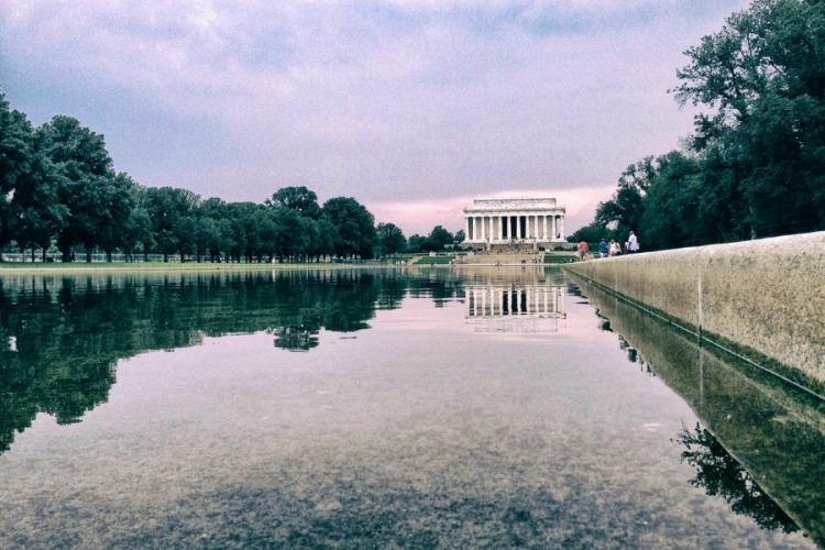  Trump cae derrotado contra las algas en la pileta del Monumento a Lincoln 