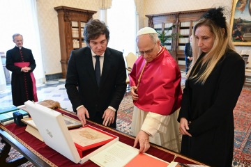 Foto de Karina Milei organiza la visita del papa Le�n a la Argentina