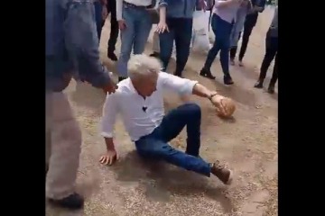 Foto de Blooper en Entre Ros: Frigerio tir un penal, se cay al piso y se volvi viral