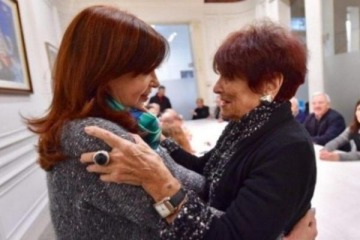 Foto de Taty Almeida visit a Cristina Kirchner en su casa y la respald tras el fallo de la Corte Suprema