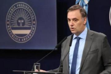 Foto de Adorni se olvid del caso Libra pero sobre CFK dijo: El Presidente dice que el que las hace las paga