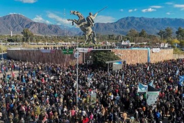 Foto de En paralelo a la multitudinaria marcha en Plaza de Mayo, miles de personas se movilizaron en las provincias para apoyar a Cristina Kirchner