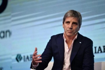 Foto de Caputo defendió el sistema de flotación de bandas y aseguró que acumulará “más reservas de lo que cualquiera puede estar pensando"