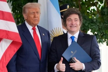 Foto de Javier Milei participar del sorteo del Mundial 2026 junto a Donald Trump
