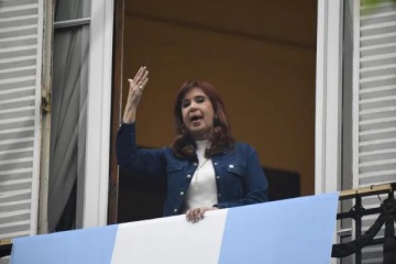 Foto de Cristina Kirchner respondi a las crticas por una foto con economistas y apunt contra el Gobierno de Milei y los medios