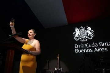 Foto de Funcionarios libertarios se presentaron en la embajada británica para celebrar el 77° cumpleaños del Rey Carlos III