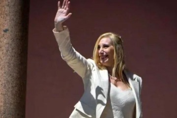 Foto de Karina avanza sobre los casilleros vacíos y tensiona el mapa de poder libertario: se los quiere comer a Santi Caputo