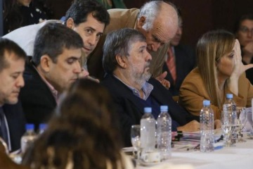 Foto de Mayans busca los votos para sesionar y avanzar con la ley que restringe los DNU de Milei