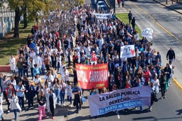 Foto de Trabajadores del Hospital Garrahan convocan a un abrazo simblico en rechazo a los 44 profesionales sumariados