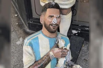 Foto de Vandalizaron otra vez una estatua de Messi en Mar del Plata en pleno choque entre el gobierno y la AFA