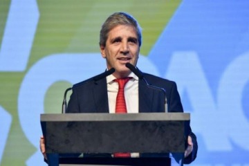 Foto de Caputo relativizó el cierre de Whirlpool y aseguró que "la mejor política industrial es la estabilización macroeconómica"