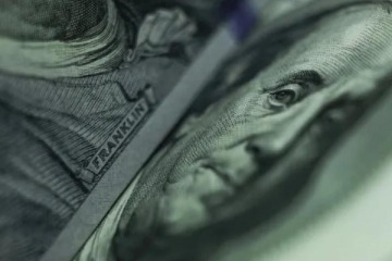 Foto de El dólar oficial rebotó levemente en una jornada marcada por la baja de retenciones y la vuelta a la deuda en dólares