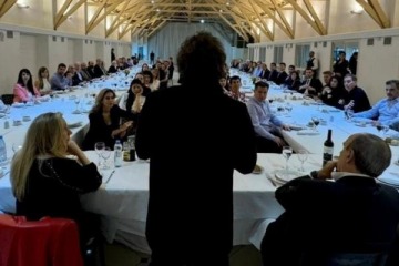 Foto de Milei recibió a sus ministros con un ostentoso asado en la Quinta de Olivos y les hizo un regalo: qué fue