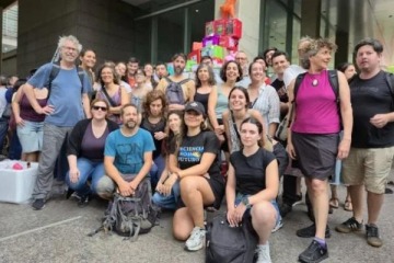 Foto de Investigadores protestaron frente al Polo Cient�fico contra la motosierra: "Una Navidad con ciencia"