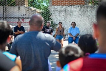 Foto de Mayra Mendoza y Facundo Tignanelli visitaron un club quilme�o que recibi� una factura de luz de m�s de 1 mill�n de pesos