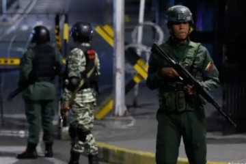 Foto de Venezueala: sigue la tensión en torno al Palacio de Gobierno con tiroteos, detonaciones y tanques