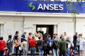 Foto de Pese al optimismo del Gobierno, mientras caen salarios y empleo, se multiplican los planes sociales