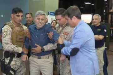 Foto de Ins�lito: el ministro de Seguridad cordob�s prob� en vivo el nuevo guante el�ctrico de la Polic�a y asegur� "no se aguanta"