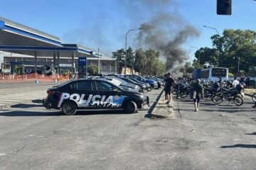 Foto de Corte y sirenazo policial en Rosario: protesta salarial y advertencia de sanciones