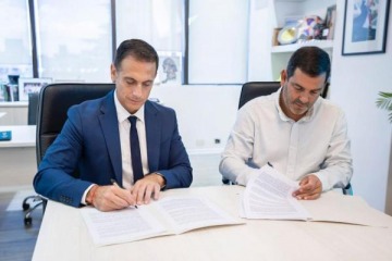 Foto de Juli�n �lvarez firm� un convenio con el intendente de Dolores que garantiza descuentos en el Parque Termal 