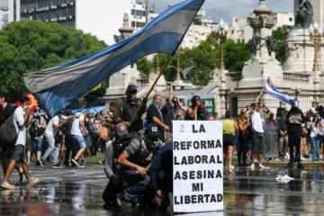 Foto de El Gobierno denunció por "terrorismo" a los detenidos por incidentes en el Congreso durante la sesión por la reforma laboral
