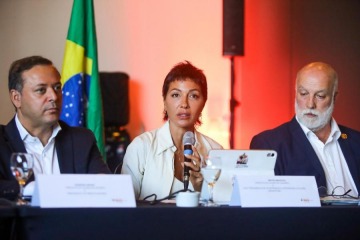 Foto de Mayra Mendoza participa en Brasil de un encuentro regional para impulsar obras h�dricas al sur del conurbano