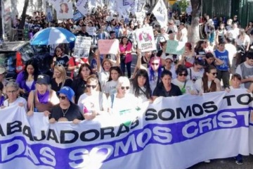 Foto de Multitudinarias marchas por el 8M en todo el pa�s y saludo de Cristina desde el balc�n
