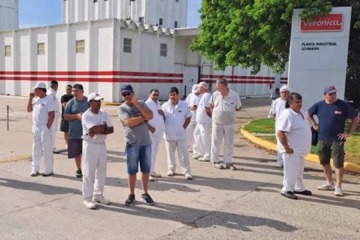 Foto de Crisis en L�cteos Ver�nica: trabajadores de acampan frente a plantas ante el temor de cierre