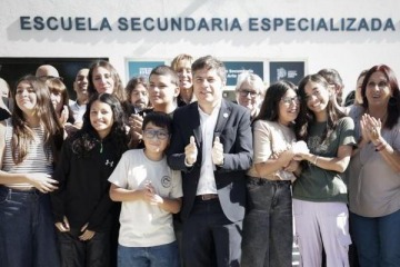 Foto de Kicillof inaugur� seis escuelas en Ezeiza y marc� diferencias con Milei: �La educaci�n no es un negocio�