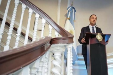 Foto de "Incluso ac� hay mujeres de otros funcionarios": Adorni tira le�a al fuego tras la pol�mica por el viaje con su esposa en la comitiva oficial