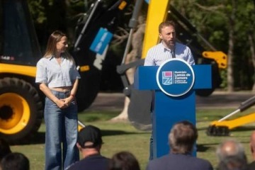 Foto de M�s maquinaria para cuidar los barrios: Lomas refuerza la limpieza de cuencas y apunta al abandono nacional