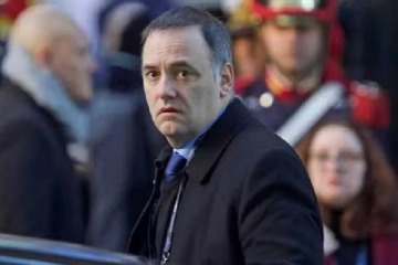 Foto de No resiste archivo: cuando Adorni atac� a un gobernador que viajaba en avi�n privado