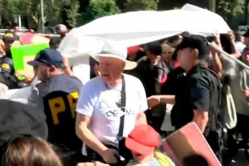 Foto de Grave: la polic�a reprimi� una protesta de personas con discapacidad en Plaza de Mayo