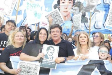 Foto de Fernando Espinoza: �Volvemos a decir nunca m�s a la dictadura y a un plan econ�mico devastador como es hoy el de Milei�