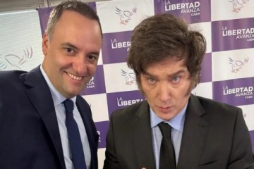 Foto de "Operetas de la pol�tica": Milei defendi� a Manuel Adorni tras la pol�mica conferencia de prensa