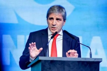 Foto de Ins�lito: Caputo asegur� que "ayud� al kirchnerismo 500 veces" y critic� que "era un modelo para pocos"