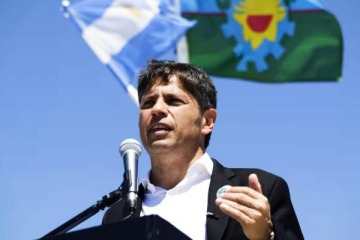 Foto de Tras reunirse con 60 intendentes para avanzar sobre la retenci�n de fondos de Naci�n, Axel Kicillof viaja a Uruguay