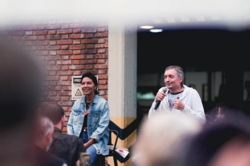 Foto de Mayra Mendoza reasumió como presidenta del PJ Quilmes acompañada por Máximo Kirchner