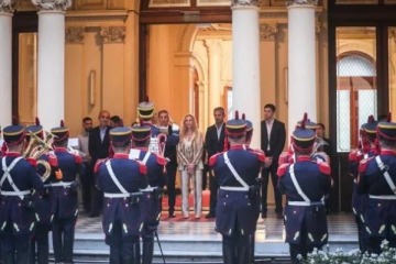 Foto de De la Marcha de San Lorenzo a  ABBA sin escalas: el ins�lito regalo de la Orquesta de Granaderos a Karina Milei