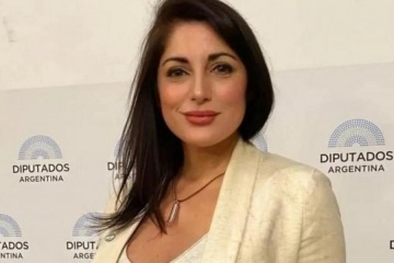 Foto de Juliana Santill�n asegura haber posado junto al �embajador de Checoslovaquia�, pa�s disuelto hace 34 a�os