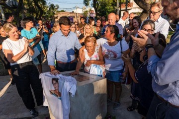 Foto de Lan�s: Juli�n �lvarez y directivos del Bapro inauguraron una plaza y entregaron materiales deportivos a clubes