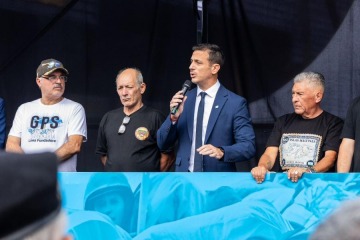 Foto de Juli�n �lvarez particip� del desfile c�vico en Lan�s por el D�a del Veterano y los Ca�dos en la Guerra de Malvinas