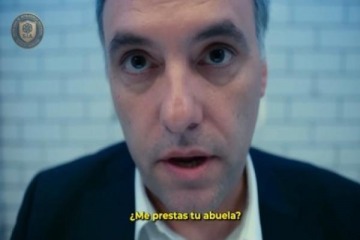 Foto de "�Me prest�s a  tu abuela?": burla con IA a Adorni por las jubiladas que le financiaron el departamento sin conocerlo