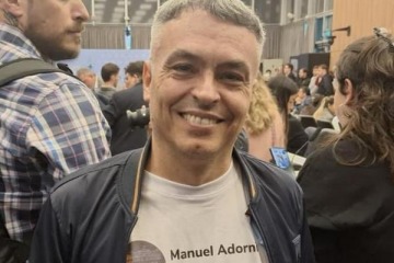 Foto de "A deslomarse...": el diputado Paul�n expuso a Manuel Adorni en pleno Congreso