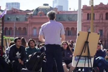 Foto de En respuesta al ajuste universitario, se desarrollla una jornada de protesta con clases públicas en Plaza de Mayo