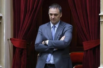 Foto de No resiste archivo: Adorni tuite� desde sus vacaciones en Aruba que "no estaba de vacaciones" 